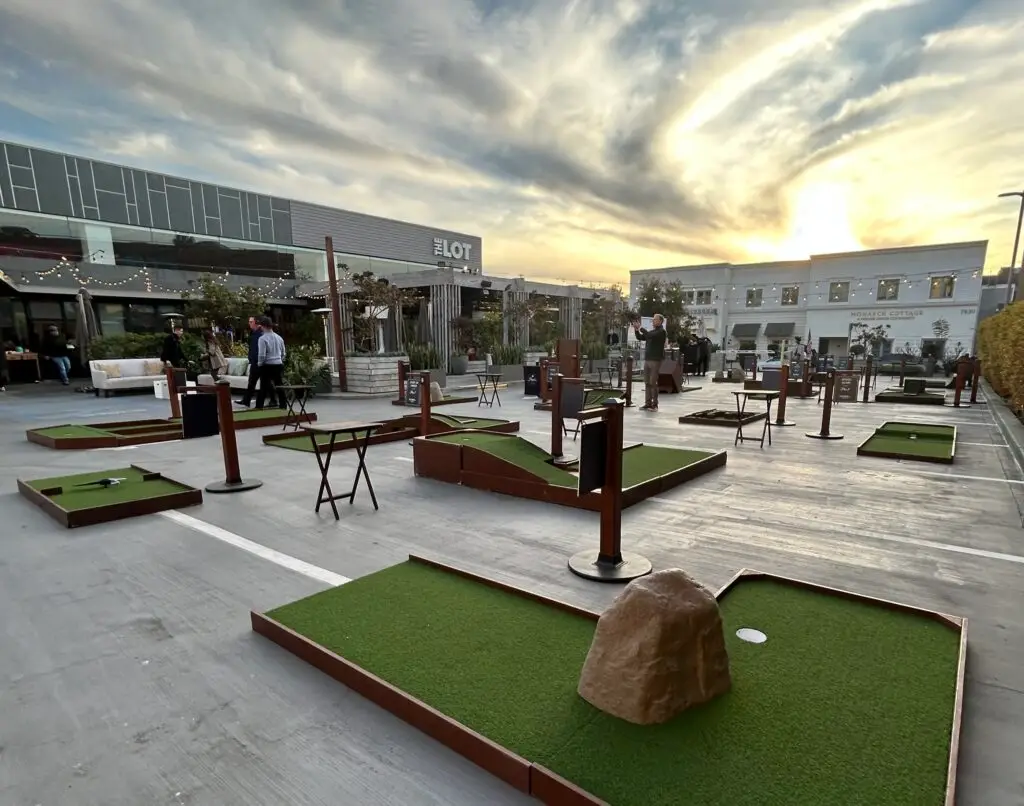 Rentable 18 holes of mini golf for events from Parr's Mobile Mini Golf in Southern California